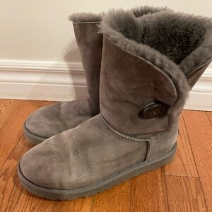 Ugg Bailey Button size 8 grey